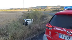 Conduce borracho con su mujer y su bebé de cuatro meses y cae por un terraplén de tres metros en Carcastillo