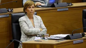 Acusan a Chivite de tener que "pedir permiso" a sus socios políticos para invitar a los Reyes a Navarra