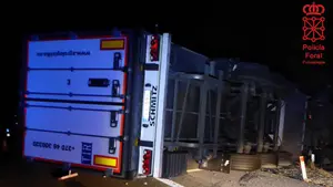 Casi cuadruplicaba la tasa: detenido un camionero por volcar en la autopista a su paso por Marcilla y dar positivo