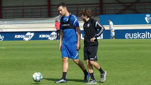 Un regreso muy esperado: Unai García, recibido entre aplausos, se ejercita con el equipo en Tajonar