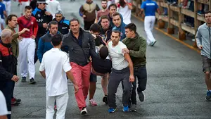 En volandas: así ha sido el traslado y la atención al joven herido en el encierro de Sangüesa