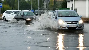 Una potente tromba de agua convierte en ríos las calles de Pamplona y deja múltiples incidencias