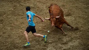 El encierro nocturno de un pueblo de Navarra que celebra sus fiestas de la juventud