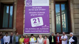 "Actualizar los cuidados": el Parlamento se suma a los enfermos y familiares en el Día del Alzheimer