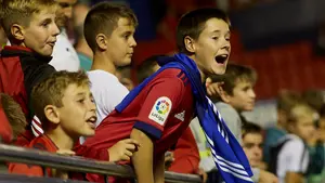 ¡Esta grada nunca falla!: las imágenes de la afición rojilla durante el empate entre Osasuna-Betis en El Sadar