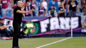 El entrenador del Levante, enfadado por el arbitraje ante Osasuna: "Ahora mismo prefiero no hablar de eso"