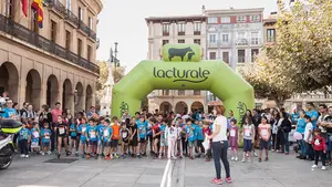 Carreras infantiles y masterclass de zumba en el centro de Pamplona para concienciar sobre el autismo