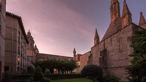 La feria con Dj, terraza-bar y foodtruck que toma el claustro de la Catedral de Pamplona