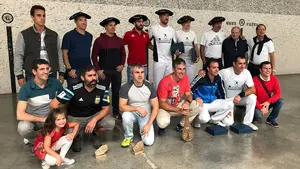 Gran fiesta en el frontón de López: Iriarte y Arrastia se hacen con el máster de honor en paleta goma 