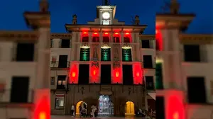 Tudela ilumina la Casa del Reloj con los colores de la bandera de España y transmite su apoyo a la Guardia Civil