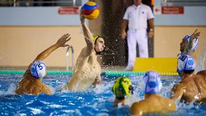 Derrrota del Waterpolo Navarra ante el CN Barcelona con buen debut del cubano Carales, autor de tres goles