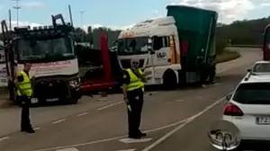 Dos camiones chocan en uno de los accesos de Volkswagen en Landaben y provocan un pequeño incendio