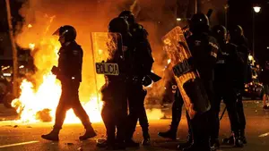 La brutal agresión a un hombre que trataba de apagar un incendio durante las protestas en Barcelona