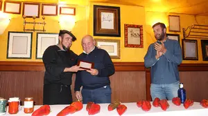Homenaje sorpresa: premian a un agricultor jubilado de Lodosa por su defensa del pimiento del piquillo