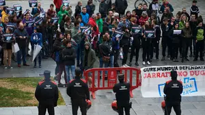 Entre aplausos y gritos de apoyo: decenas de jóvenes se concentran a favor de los 22 okupas de Rozalejo