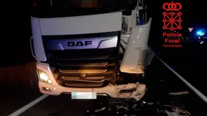 Aparatoso accidente en Anue: una conductora borracha 'empotra' su coche contra un camión y acaba en el hospital