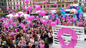 El rosa tiñe la plaza del Castillo en la celebración de Saray para reforzar la lucha contra el cáncer de mama