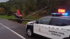 Herida una conductora en Legasa tras salirse de la vía, volcar y chocar contra una barrera y una farola