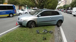 Positivo en cannabis y cocaína tras acabar en mitad de una mediana en la calle Monasterio de Irache