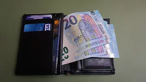 Dos vecinos de Pamplona entregan a la Policía un móvil y una cartera con 400 euros en metálico perdidos