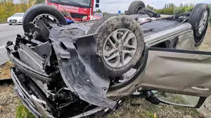 Heridos un hombre y una mujer de 76 y 74 años al salirse de la vía y volcar su coche en la AP-15