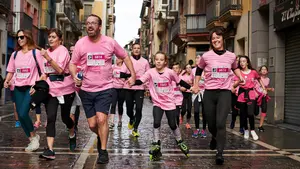 Más de 15.000 personas corren en Pamplona para sumar su esfuerzo a la lucha de Saray contra el cáncer de mama
