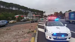 Atasco en el acceso a Pamplona: la colisión entre dos vehículos, con un herido leve, ha originado retenciones