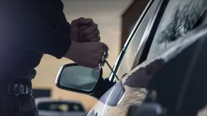 Dos detenidos por robar más de 1.600 euros en Larraga: forzaron la ventanilla y la puerta del coche