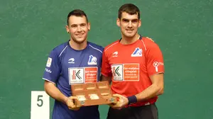 Polémica en el frontón Labrit: El navarro Joseba Ezkurdia, muestra su enfado y malestar con el material 