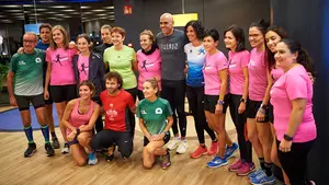 Consejos de primer nivel: las imágenes del atleta Reyes Estévez explicando en Navarra cómo iniciarse en el 'running'