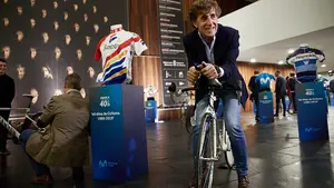 El equipo ciclista Movistar Team presenta en Pamplona el documental sobre sus 40 años de historia