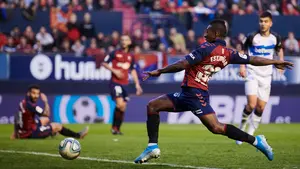 Las "tentadoras" ofertas que recibe el Watford inglés por el lateral osasunista Pervis Estupiñán