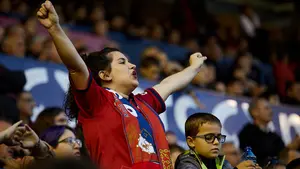 La ilusión de la afición rojilla celebra con el equipo un momento histórico en El Sadar