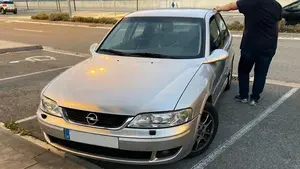 Conduce junto a la comisaría de la Policía Foral de Pamplona sin seguro, sin ITV y sin puntos en el carné