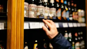 Veinte personas fallecen por beber alcohol adulterado creyendo que protege contra el coronavirus