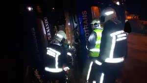 Vuelco en la carretera: una persona resulta herida en un accidente de camión en un polígono de Artajona