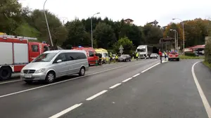 Dos heridos al chocar un camión contra un coche en la N-121-A a la altura de Vera de Bidasoa