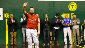 Emotivo homenaje al navarro José Javier Etxeberría, que se despide con una gran victoria en Galarreta