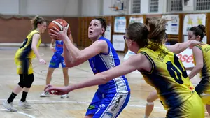 Las mejores imágenes del partido de Liga Femenina 2 entre el FNB Ardoi y Claret Valencia
