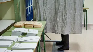 Detienen a un hombre de unos 70 años con una pistola cargada y una navaja en un colegio electoral