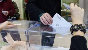 Se provoca una fisura al pegar a la urna: el enfado de un pamplonés porque nadie de la mesa hablaba euskera