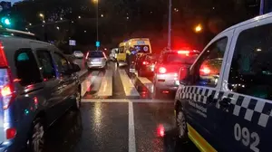 Cruzaba en rojo: herida una mujer al ser atropellada por un coche en la avenida de Guipúzcoa