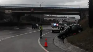 Herida leve una mujer tras una colisión trasera entre tres vehículos implicados en Aizoain