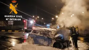 Se sale de la vía, su coche comienza a arder y sale ileso: la 'hazaña' de un conductor en la ronda de Pamplona