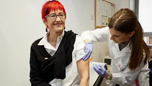 Los médicos piden extender y adelantar la vacunación contra la gripe para mitigar efectos del Covid-19