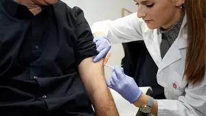 Sánchez pone fecha a la 'cura' de la Covid: "Una parte muy sustancial se vacunará en el primer semestre de 2021"