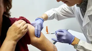 Una vacuna que consiguiera incluso solo un 40% de protecci&oacute;n ayudar&iacute;a a contener las epidemias covid-19