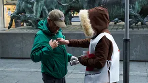 Huchas 'sin monedas' para apelar a la solidaridad pamplonesa con los m&aacute;s mayores