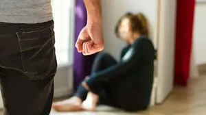 Estaban juntos para cuidar a sus hijos: detenido por agredir a su expareja en el confinamiento