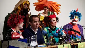 Los payasos abertzales sacan a escena a su abogado y piden a Maya que "cumpla el contrato"